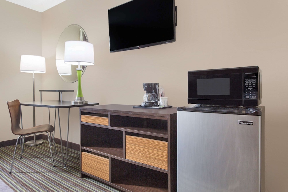 Super 8 by Wyndham Columbus Airport 13/16