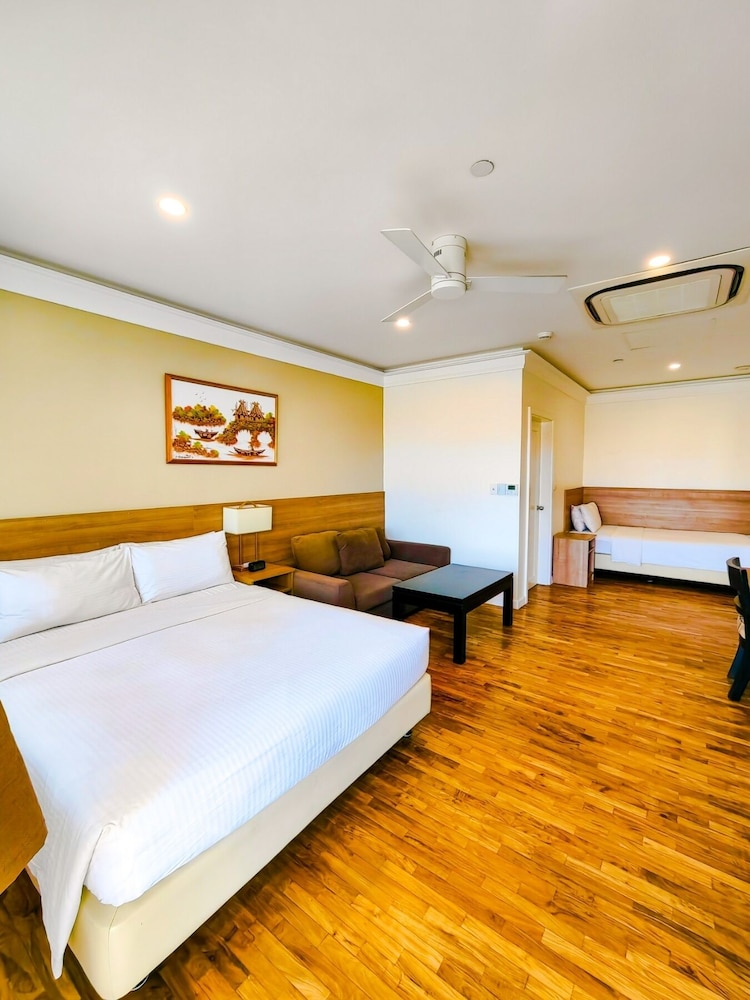 Deluxe, 1 Queen and 1 Single Bed, Sofa, Original Building
