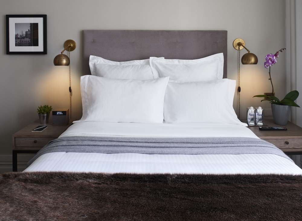 STANDARD, QUEEN BED