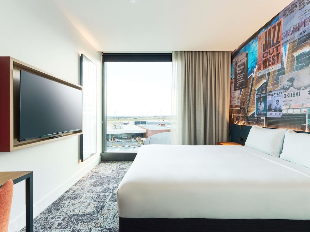 SUPERIOR, QUEEN BED, RUNWAY VIEW