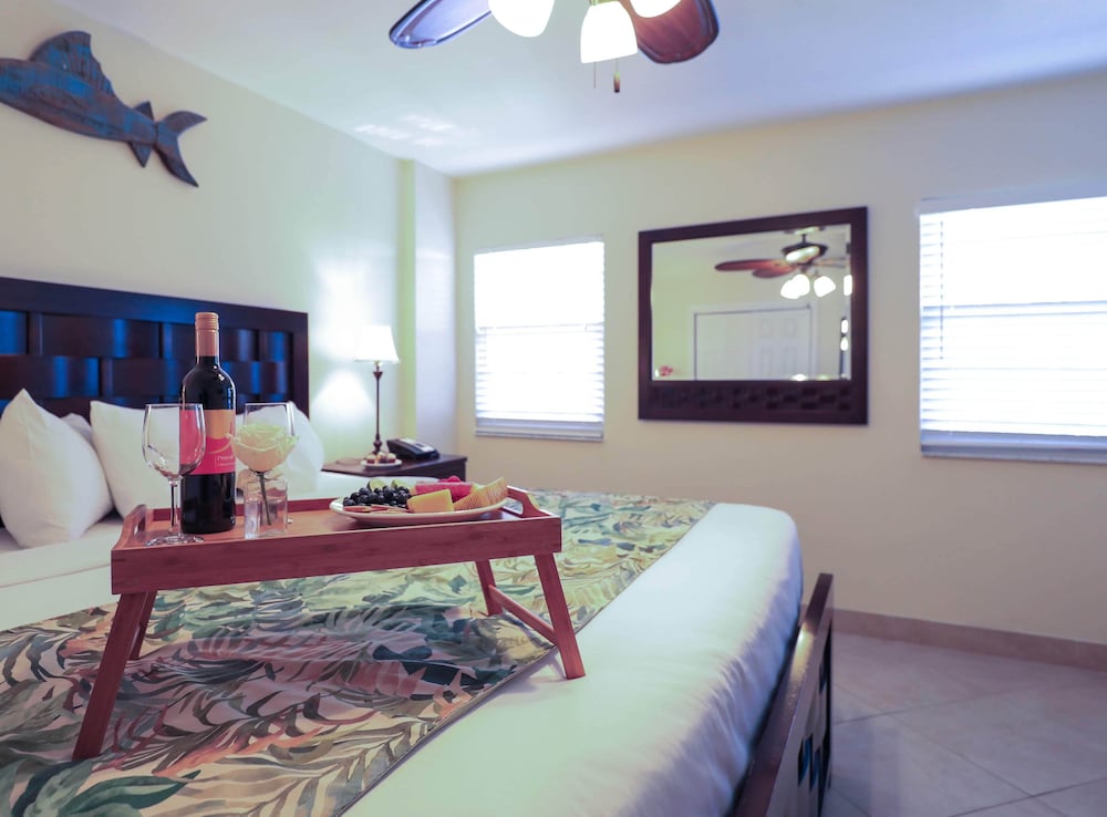 Ocean Pointe Suites Hotel 19/38