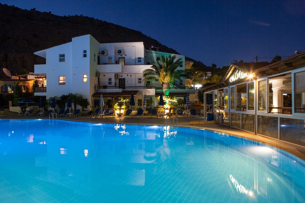 Coliseum Studios And Apartments in Pefkos