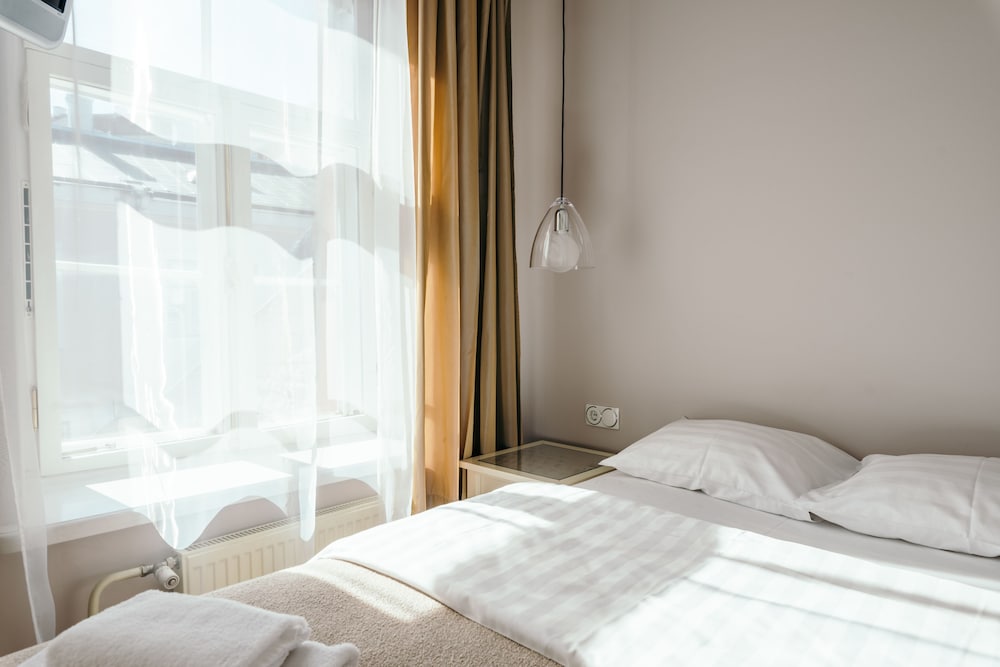 ROOM, SINGLE
