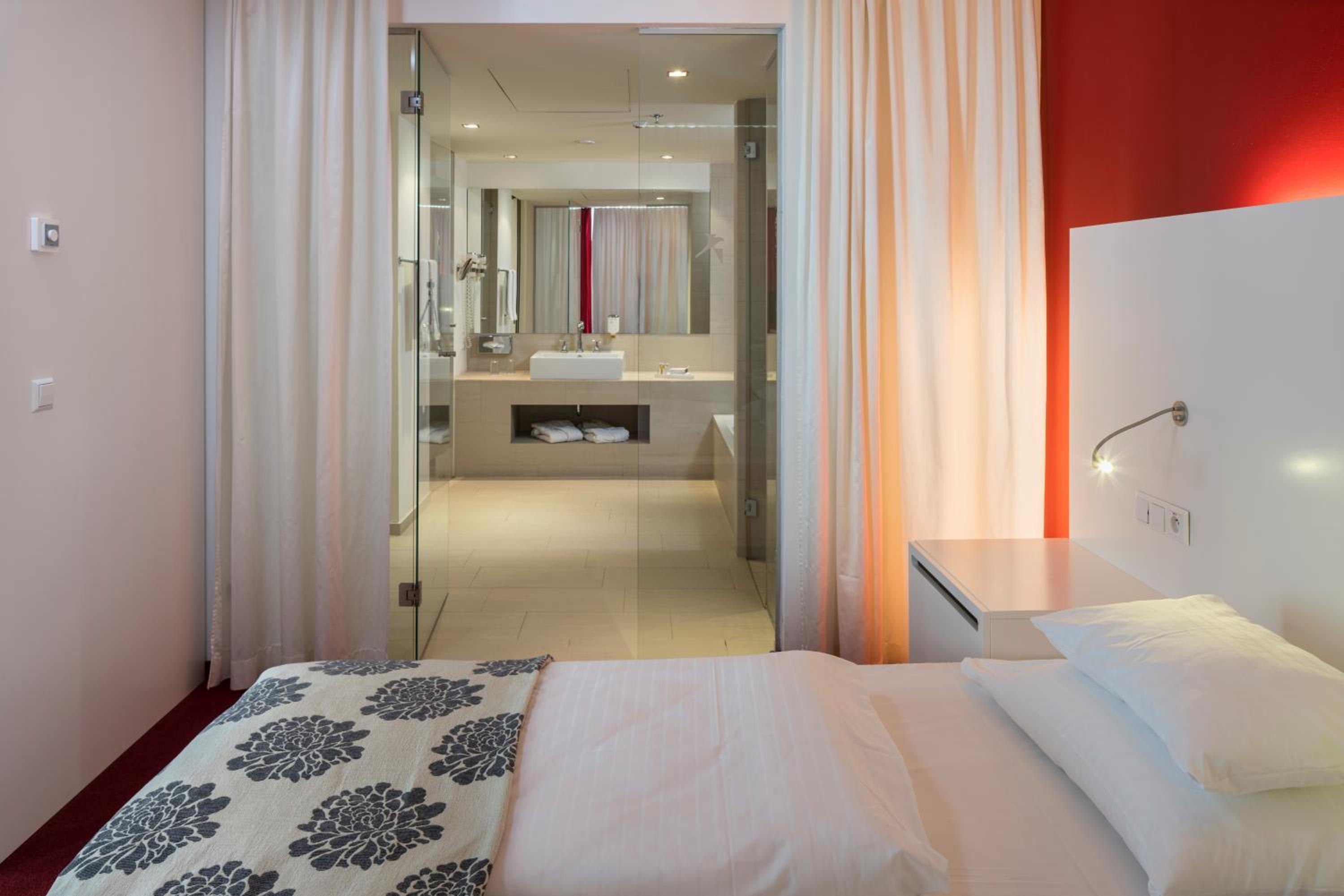 Senior, Suite, Lounge Access