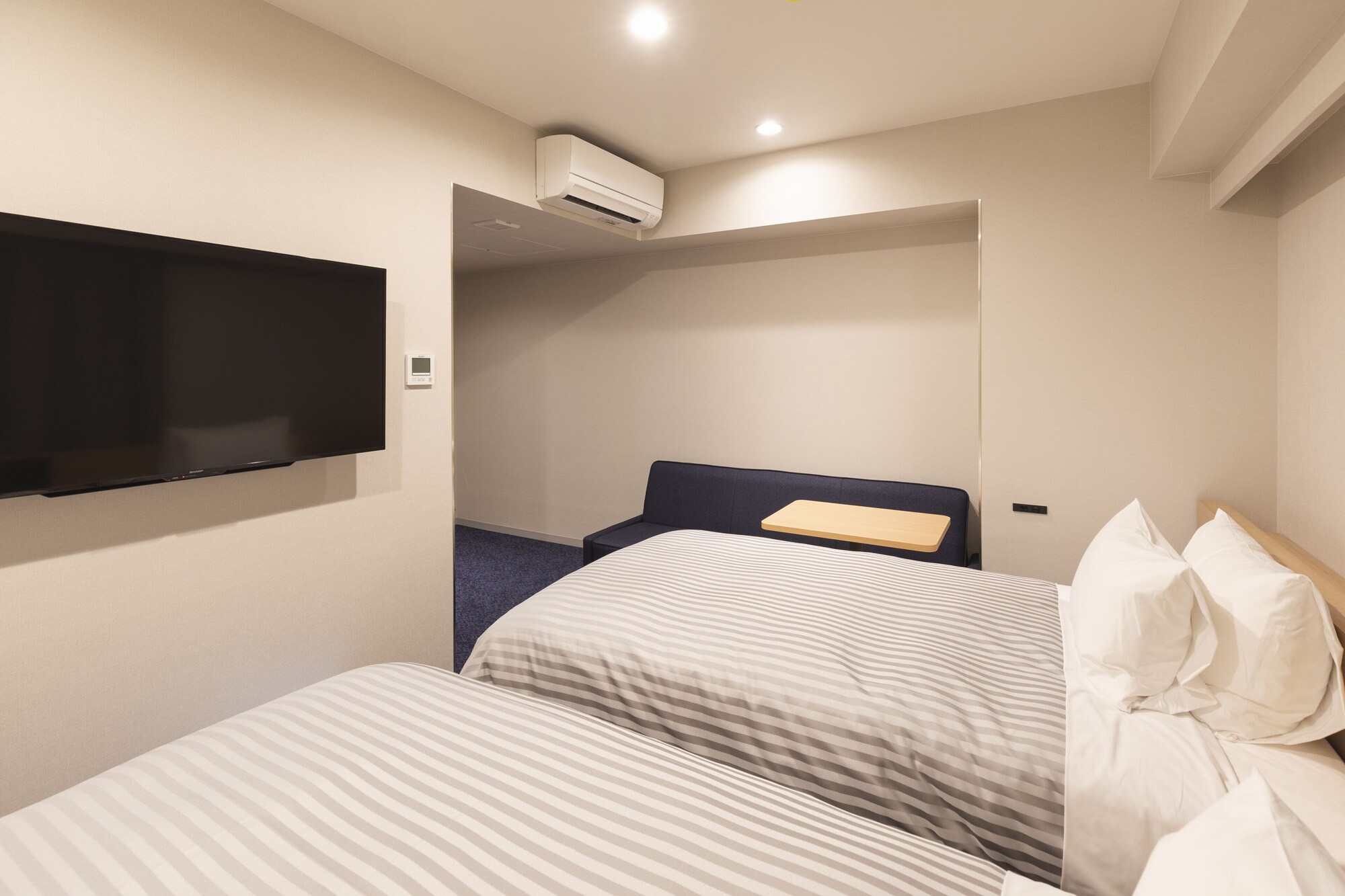 DELUXE, TWIN BEDS, SOFA