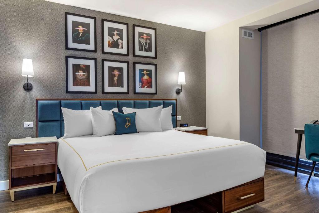 ROOM, KING BED, CITY VIEW, BALCONY