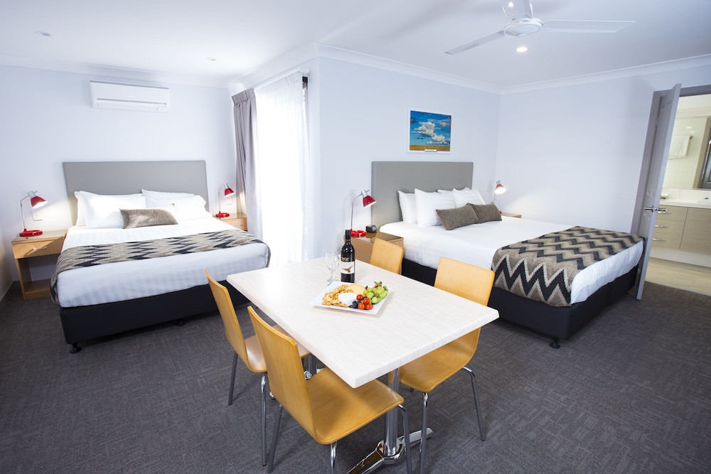 Family Suite, Queen and Twin Beds, Kitchenette, Courtyard Area