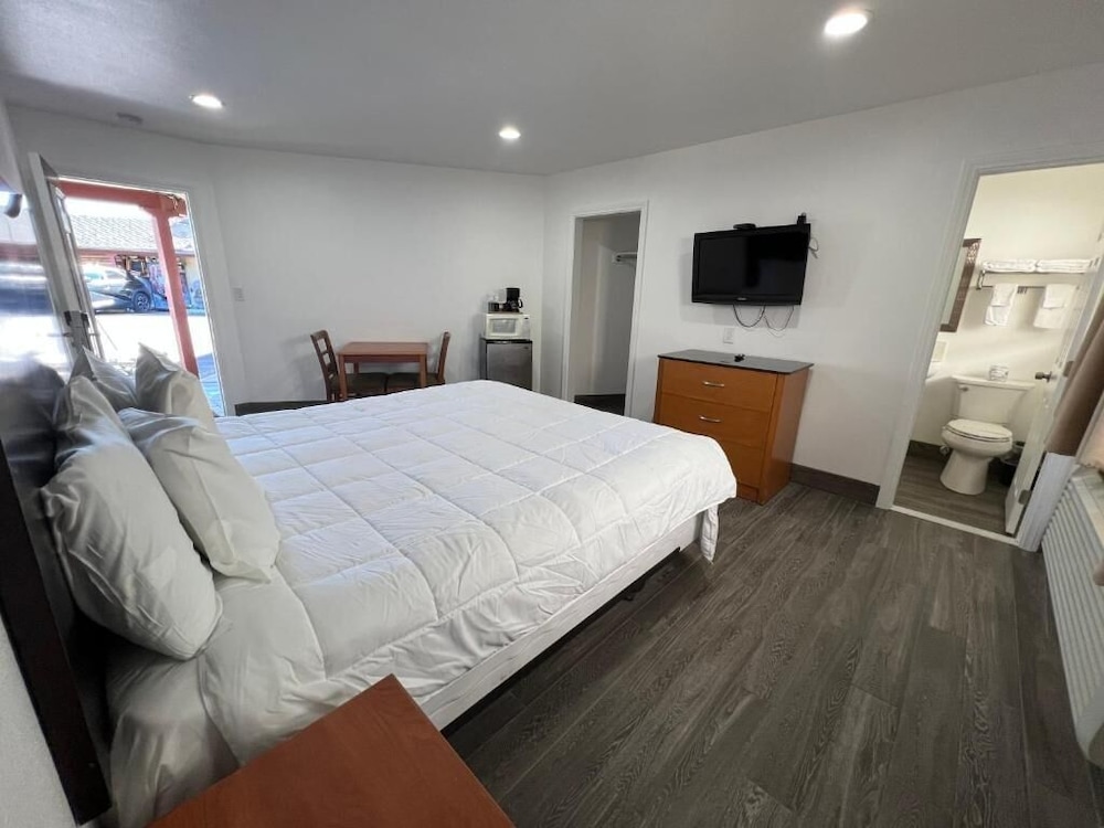 DELUXE, KING BED