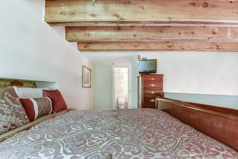1 BEDROOM, MASTER, LOFT, APARTMENT