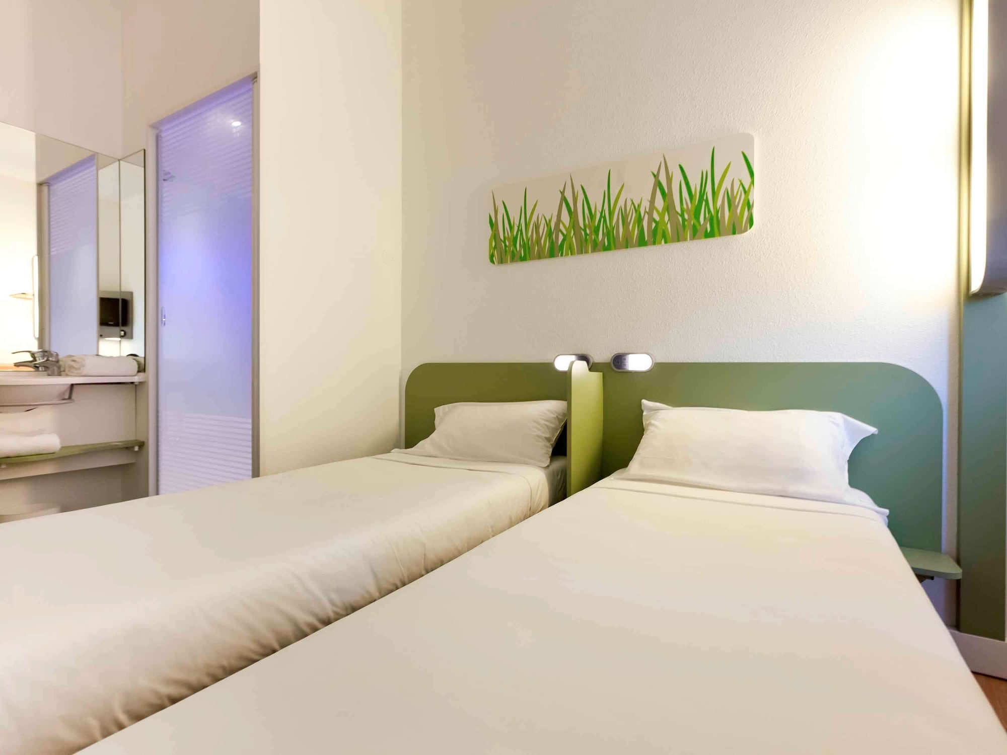 ROOM, TWIN BEDS