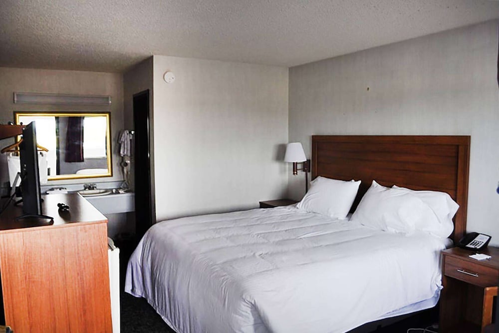 Super 8 by Wyndham Petoskey 11/21