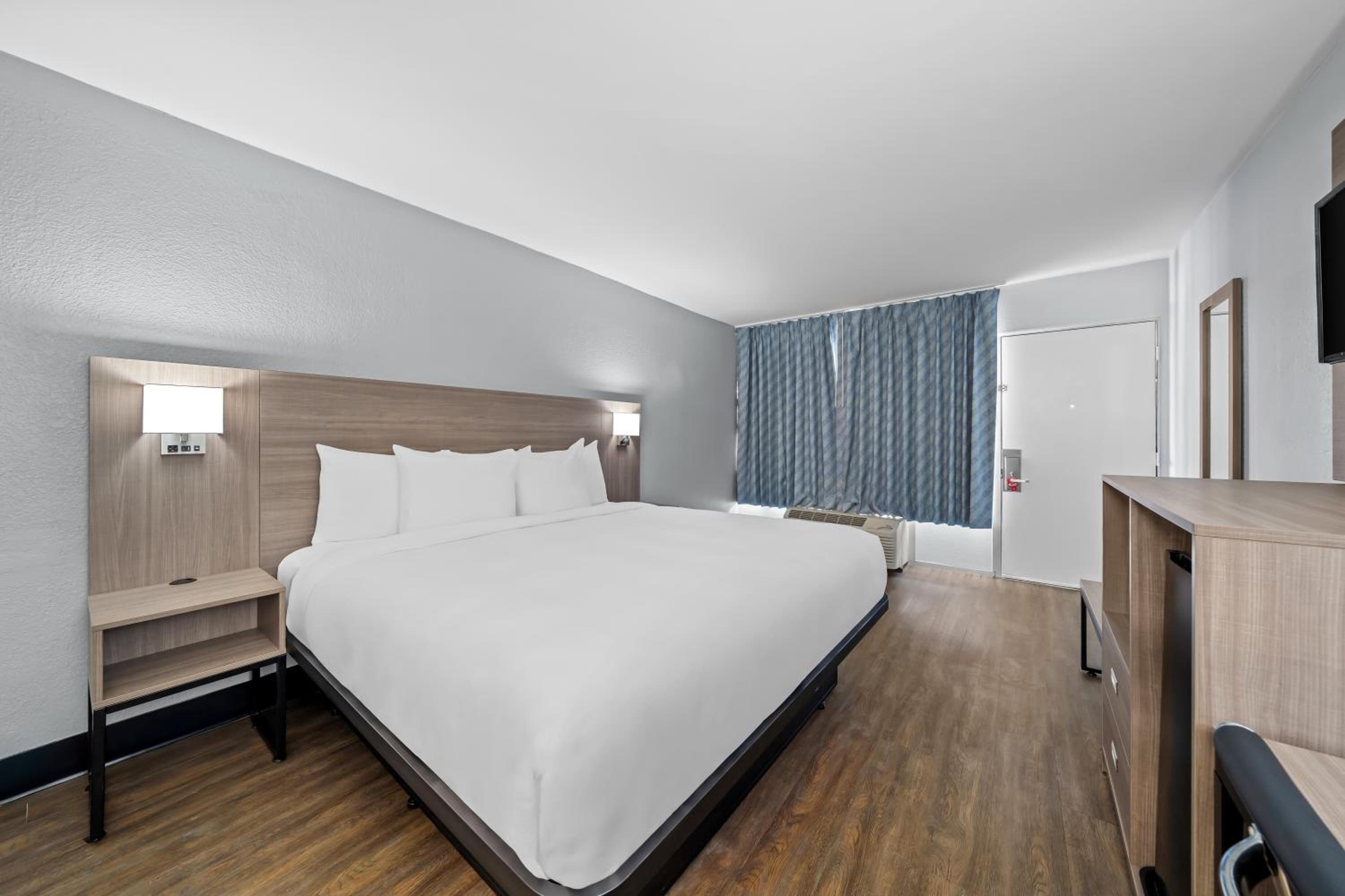 ROOM, KING BED