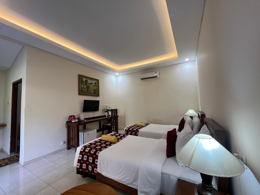 Lovina Beach Hotel 32/65