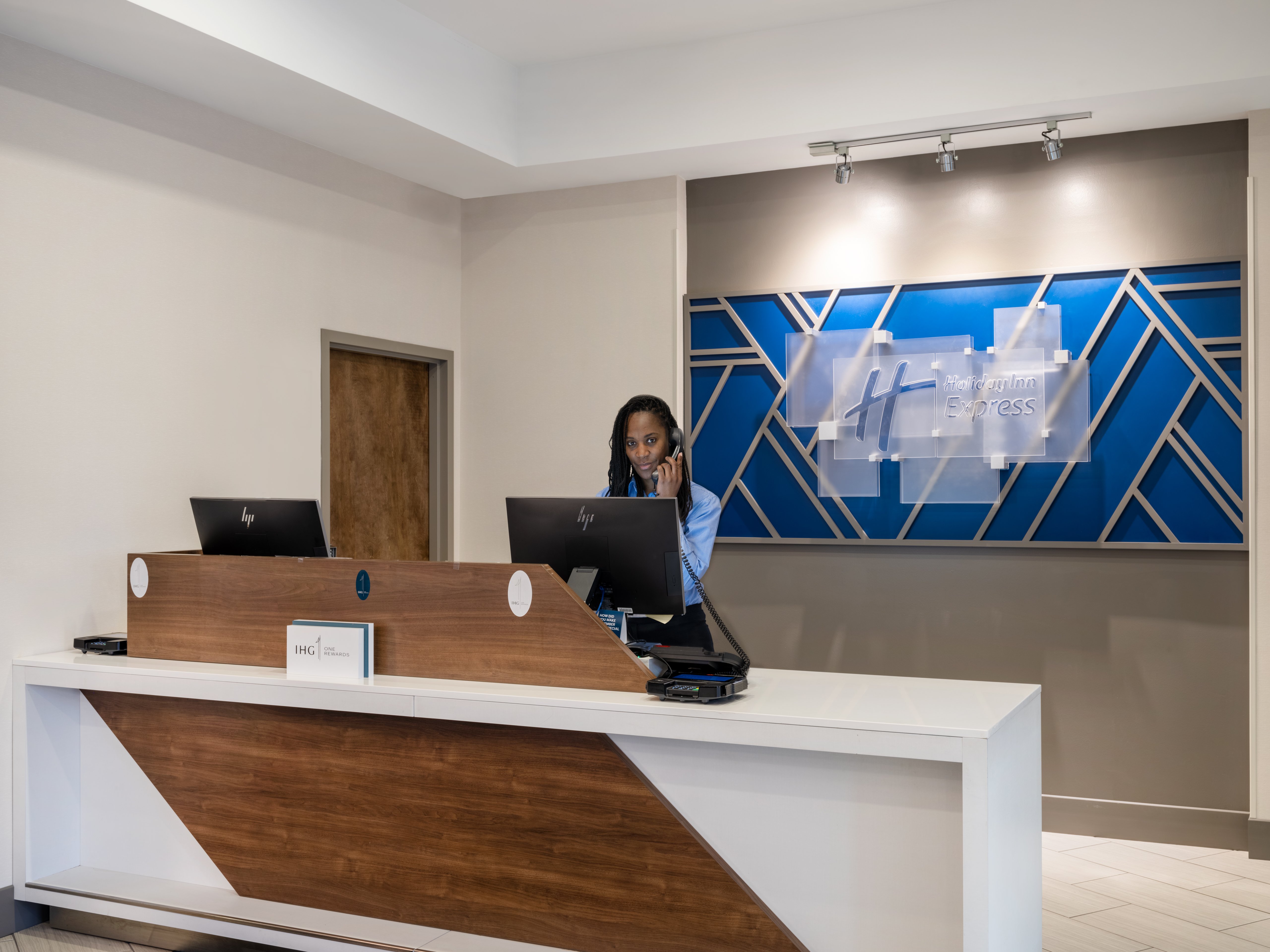 Holiday Inn Express & Suites Greensboro - (I-40 @ Wendover) 10/48