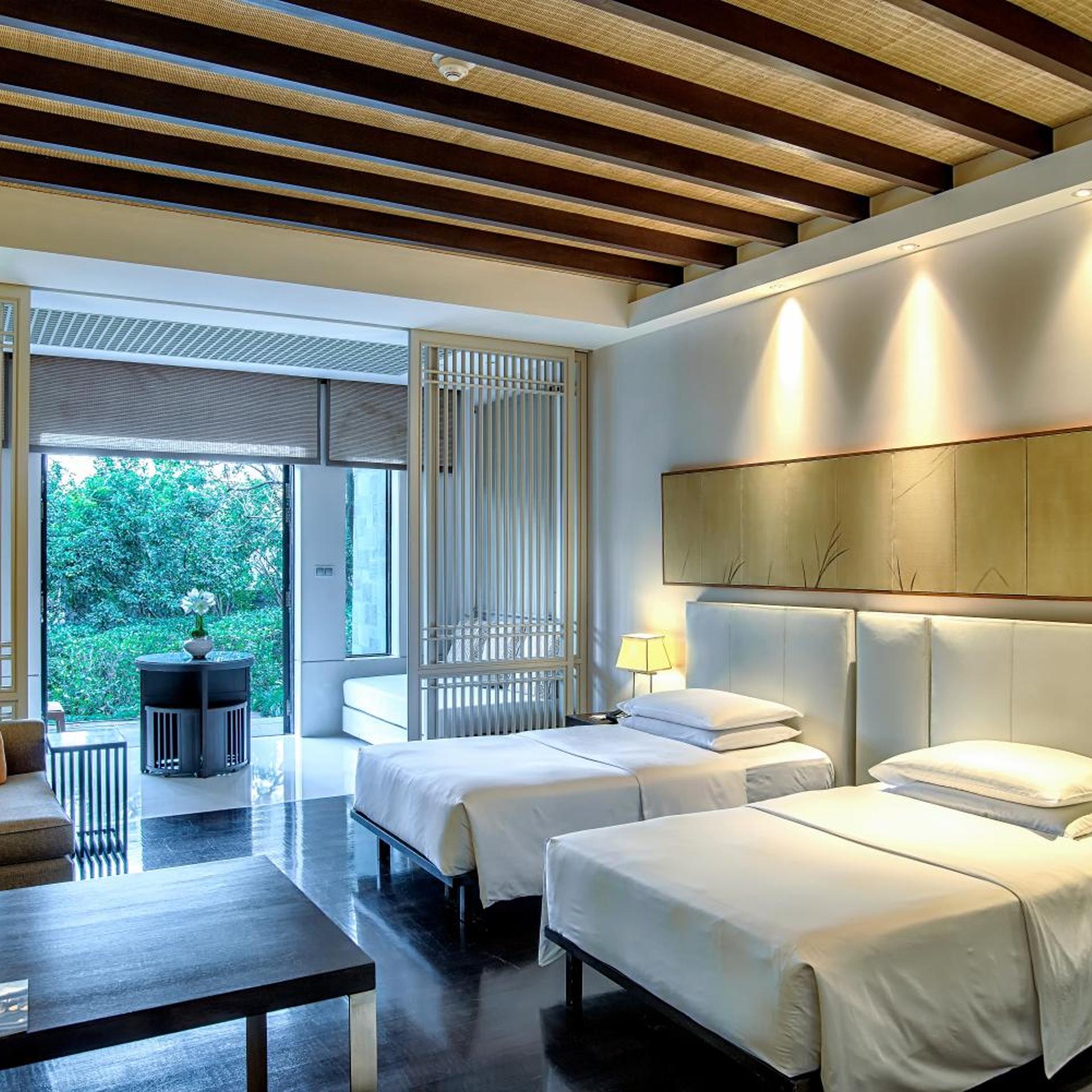 Room, Twin Beds, Garden and Courtyard View