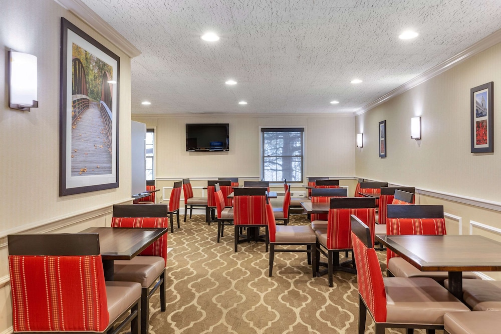 Comfort Inn Auburn-Worcester 33/46