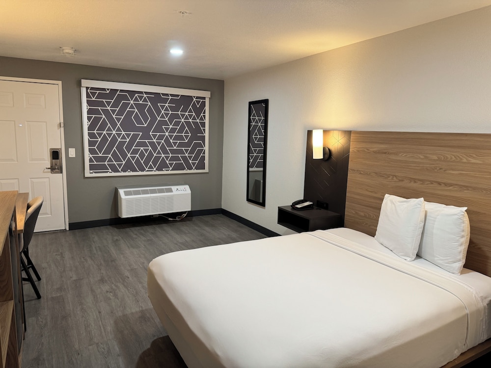 Standard, Queen Bed