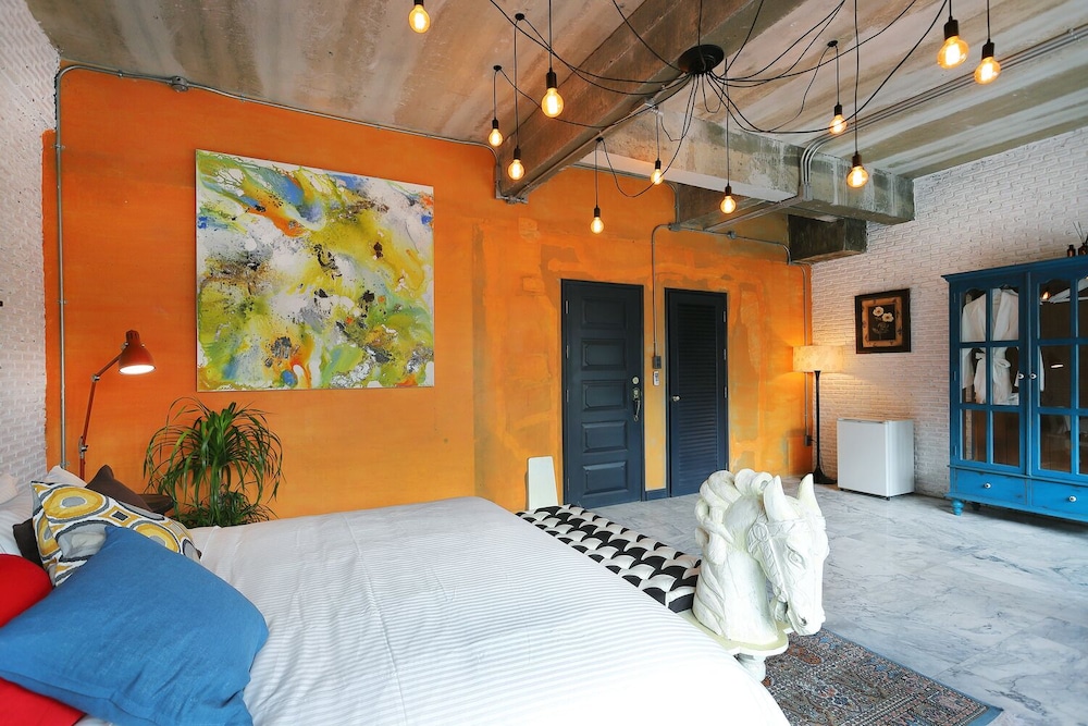 DELUXE, KING BED, BATHTUB