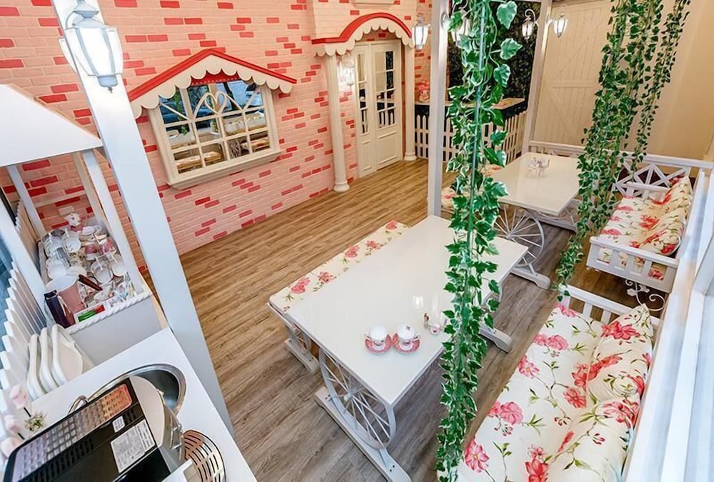 Happiness Station B&B 6/50