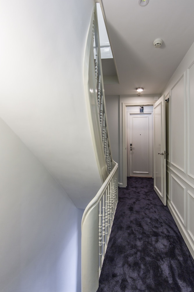 No 377 House 34/43