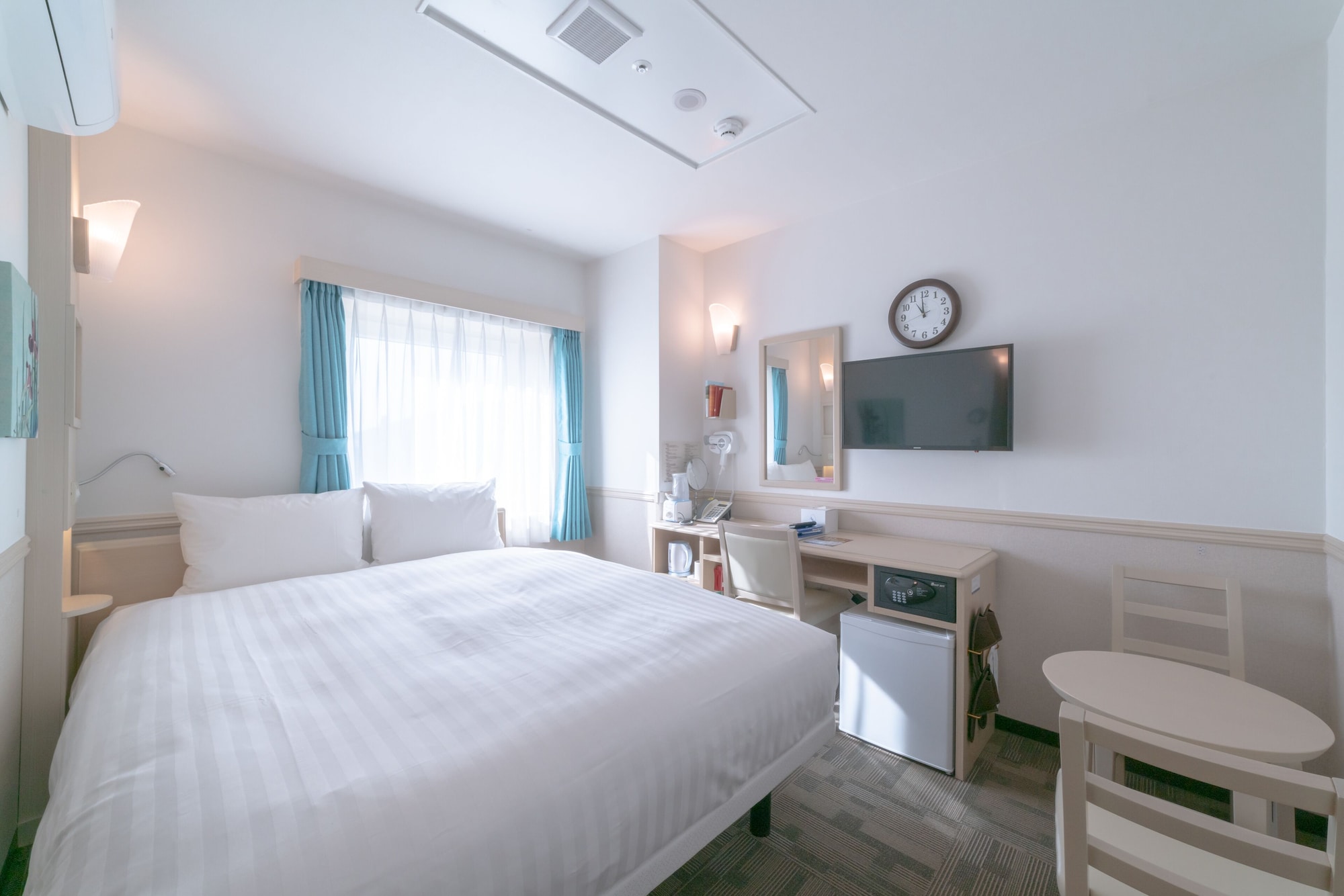 ROOM, QUEEN BED