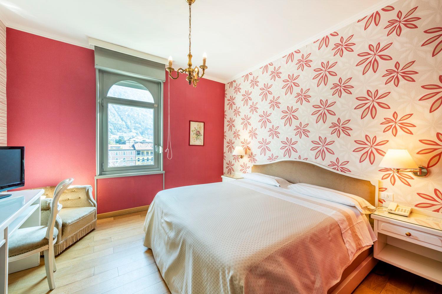 Room, Double or Twin Bed, Partial Lake View