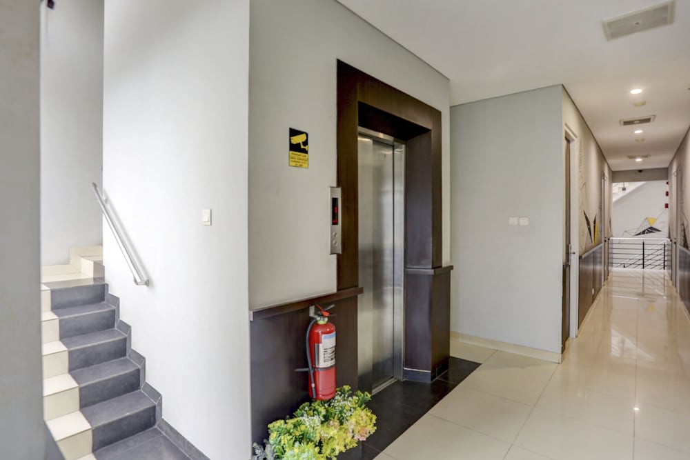 OYO 90056 Wisma Kebon Kacang 9 16/20