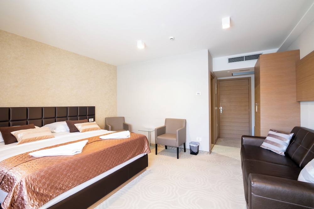 Royal Airport Hotel 25/69