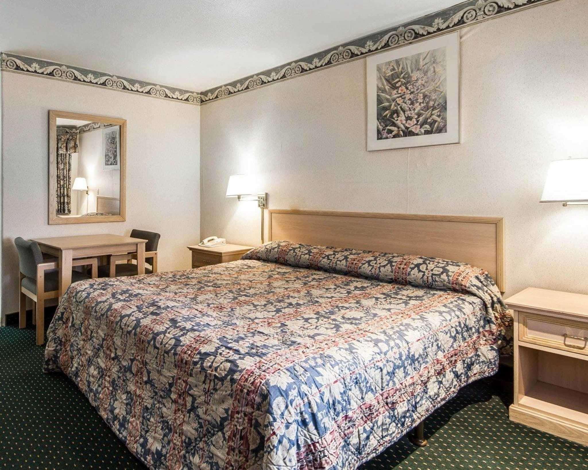 ROOM, KING BED