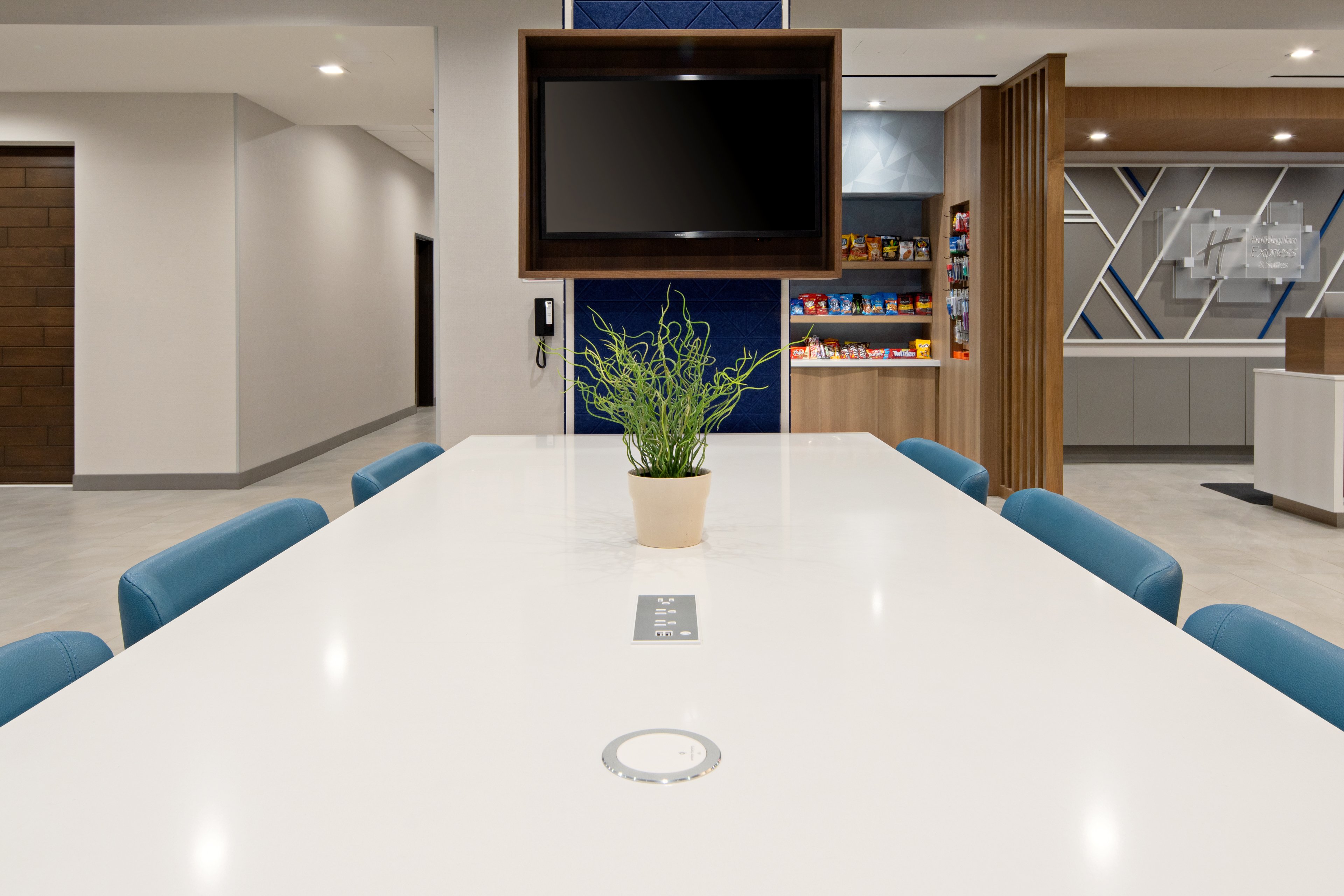 Holiday Inn Express Suites Valencia Santa Clarita 51/63