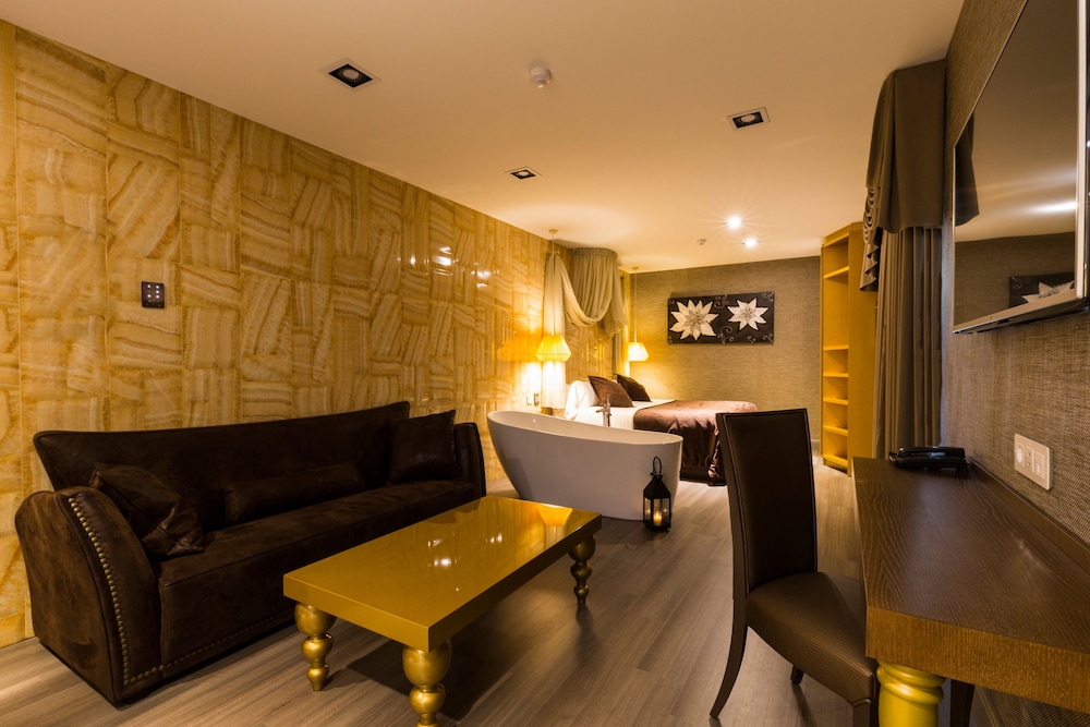 Sant Jordi Boutique Hotel 64/69