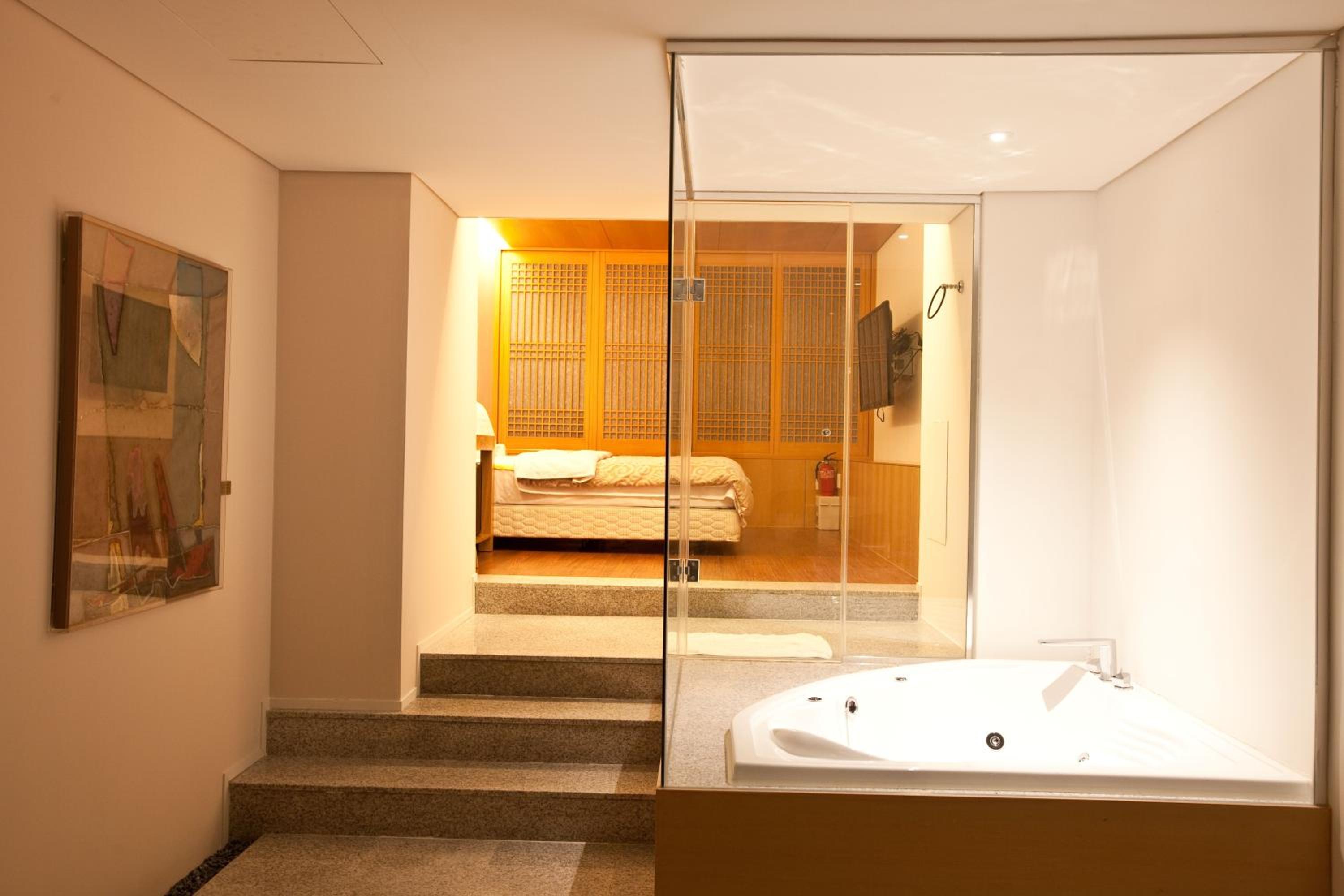 Yuwon Hotel 54/57