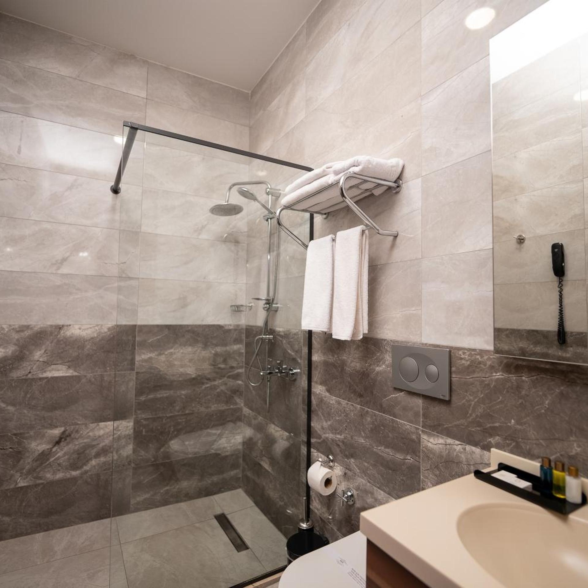 غرفة بسرير كينج بشرفة، Mari Suites Hotel 6/7