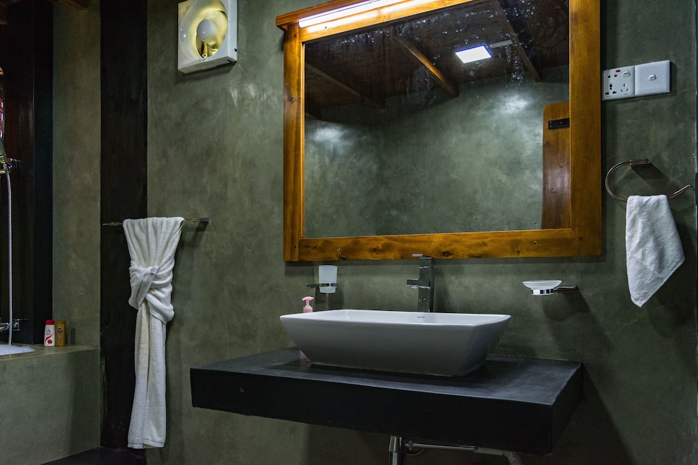 Kandy Cabana Eco Resort 31/36