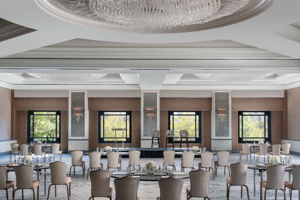 Four Seasons Hotel Atlanta 70/73