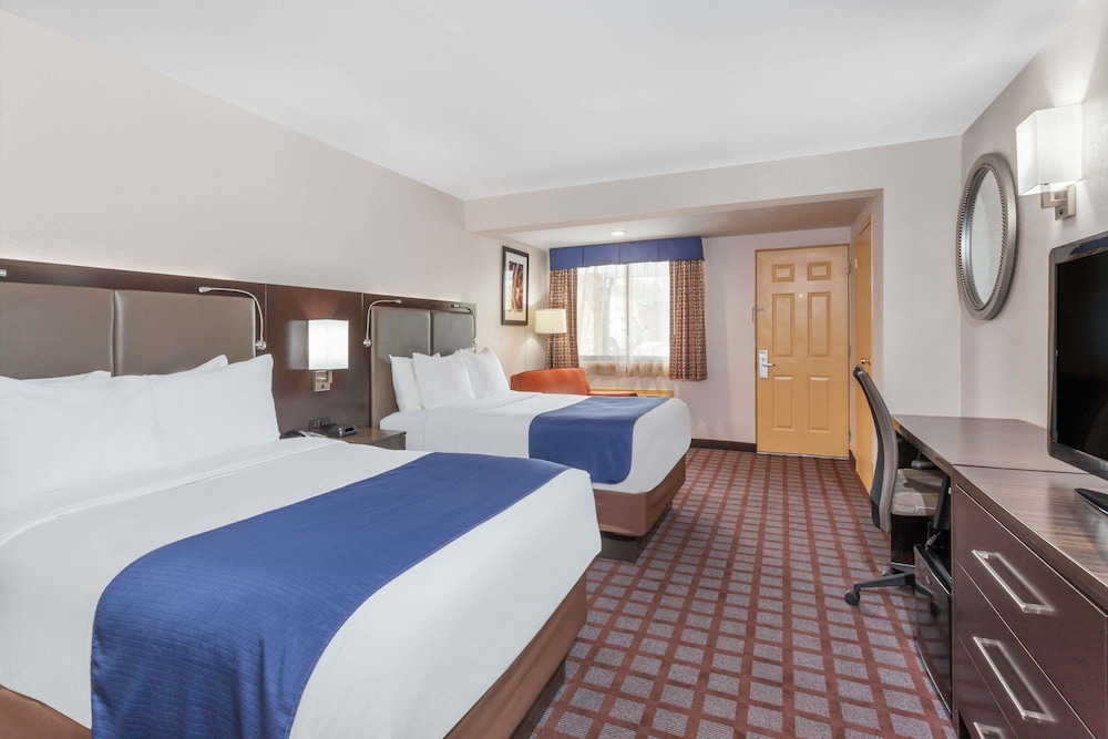 Days Inn by Wyndham Woodbury Long Island 4/23