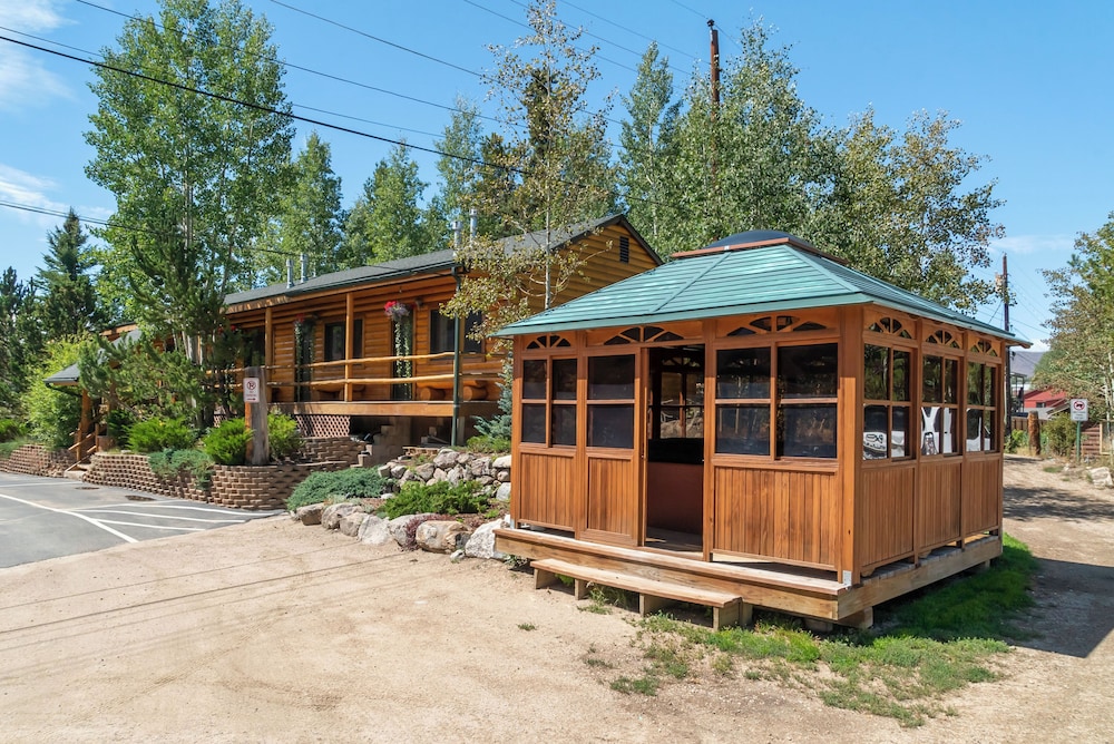 Spirit Lake Lodge and Snowmobile Rentals 4/63