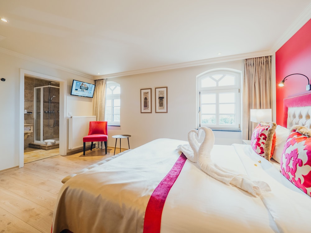 CASTLE, KING BED