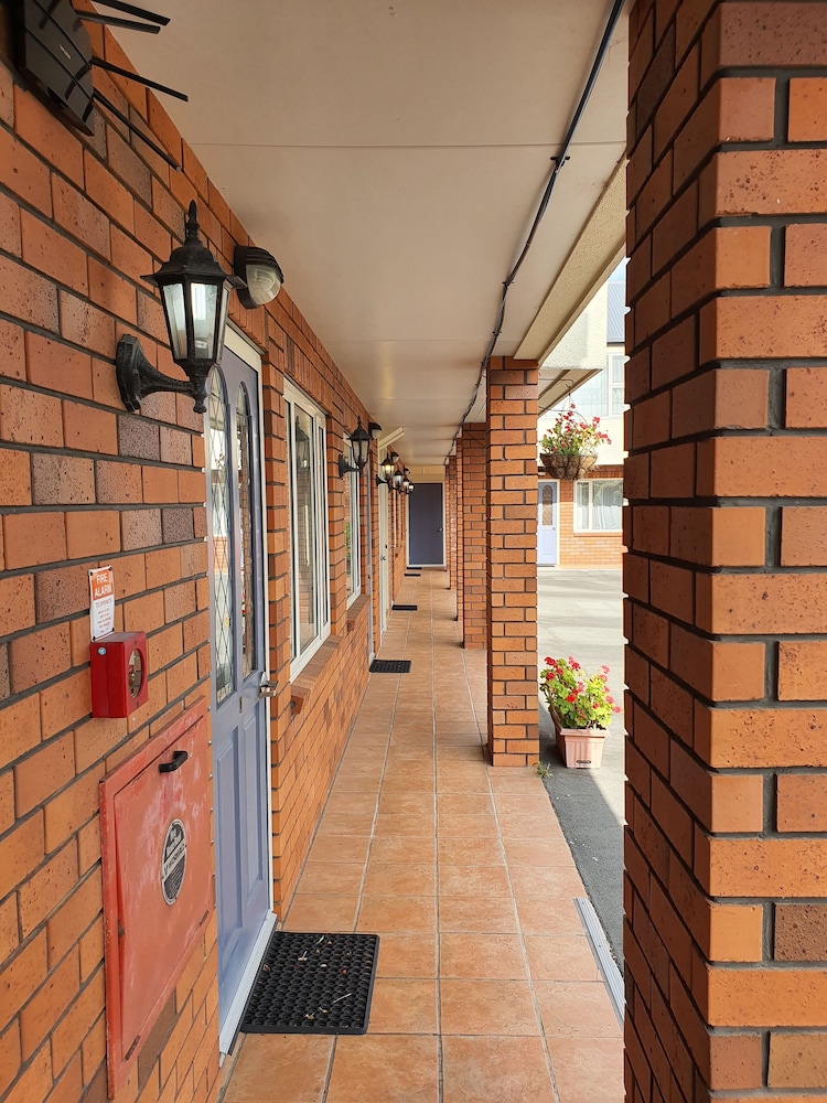 Rosewood Court Motel 32/48