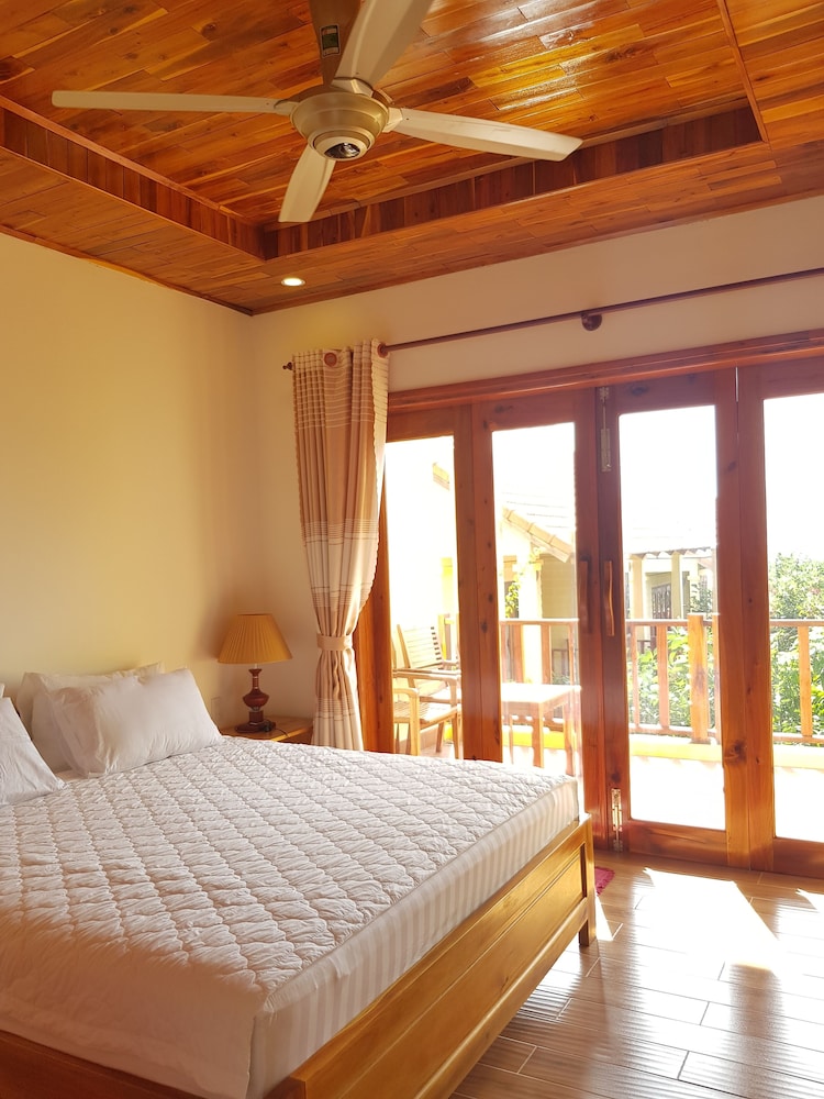 DELUXE, DOUBLE BED, GARDEN VIEW