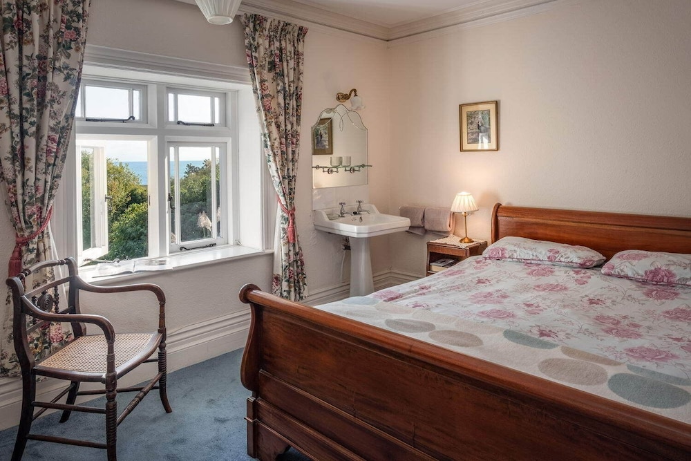 Lisle Combe 6/50