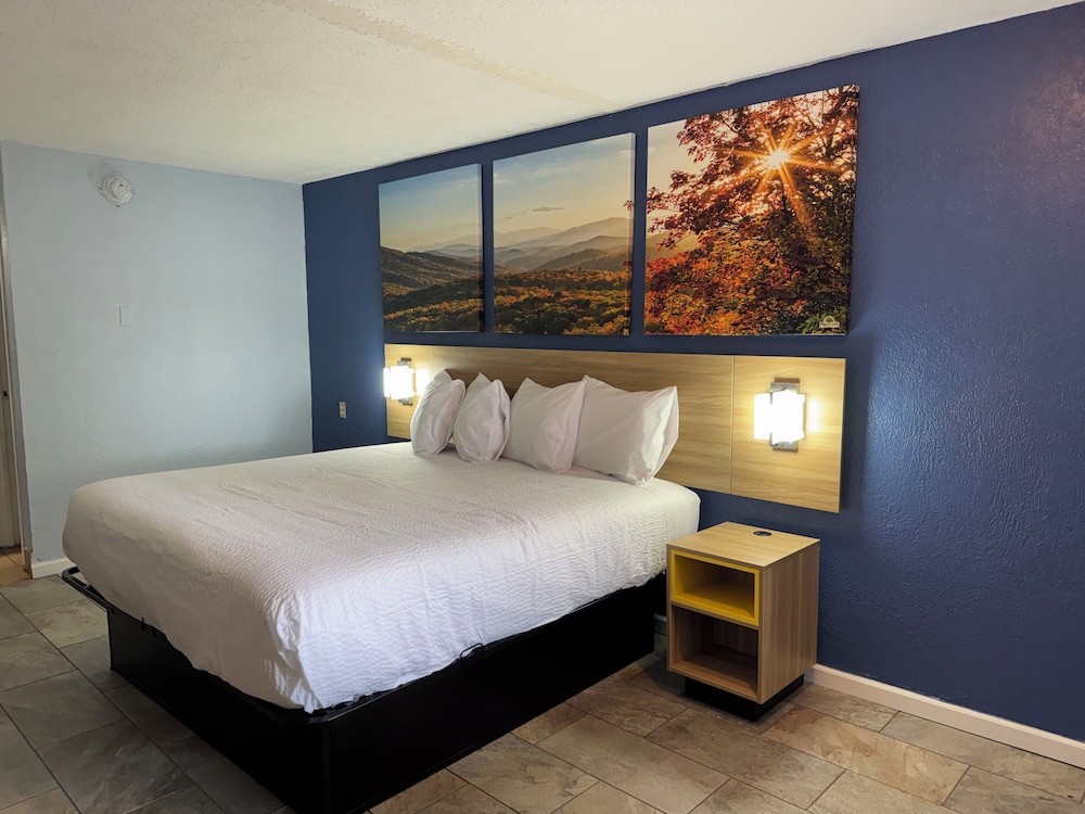 ROOM, KING BED