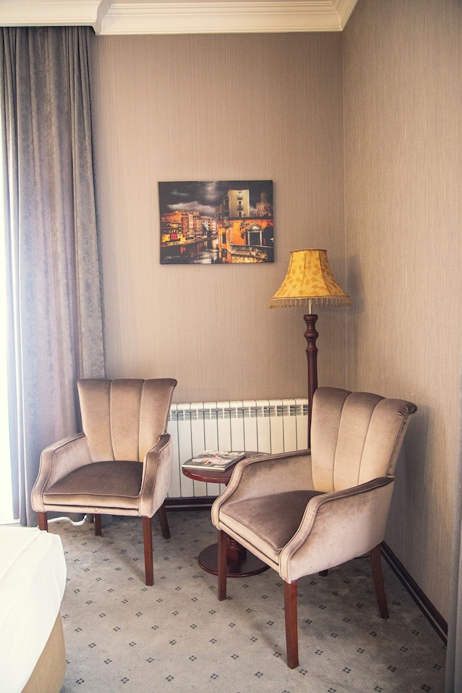 Capitol Hotel 37/50