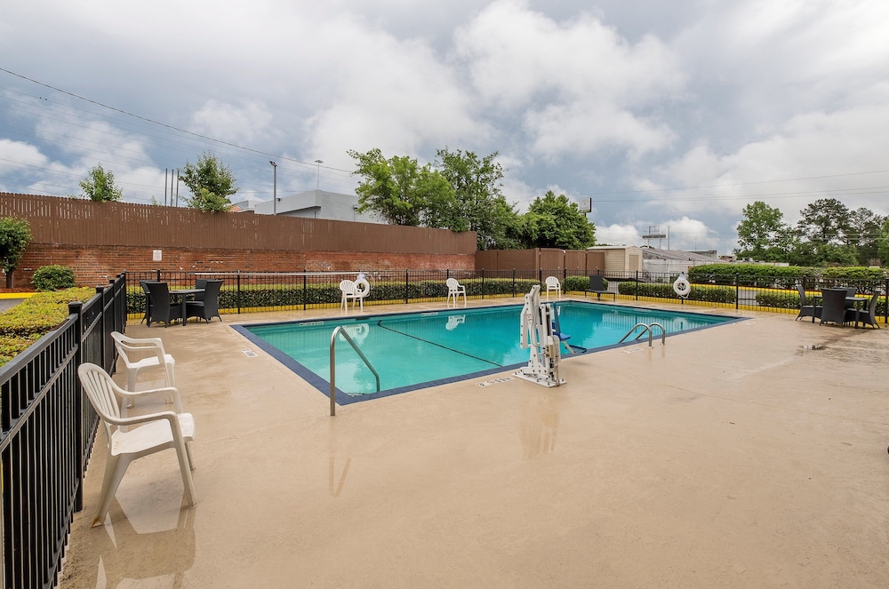 Red Roof Inn and Suites Macon 44/71