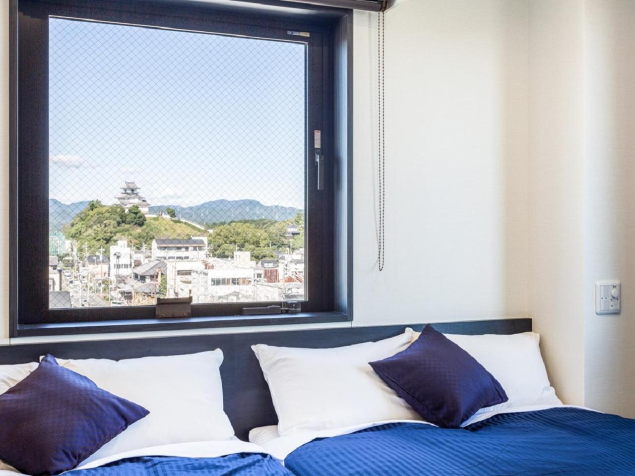 Room, Twin Beds, Smoking