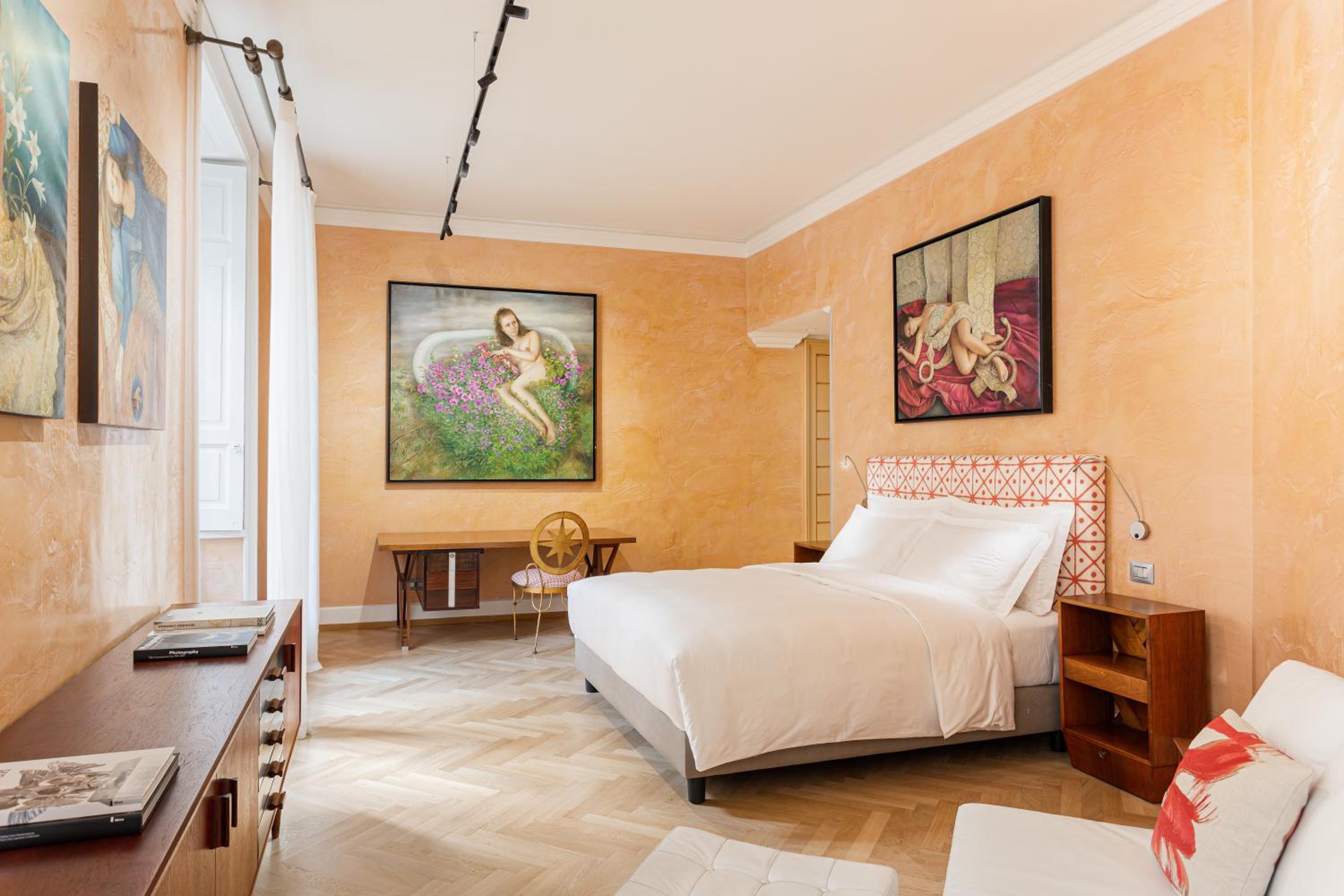 Gallery, Suite