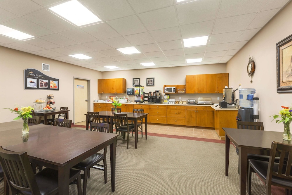 Days Inn by Wyndham Chetwynd 22/27