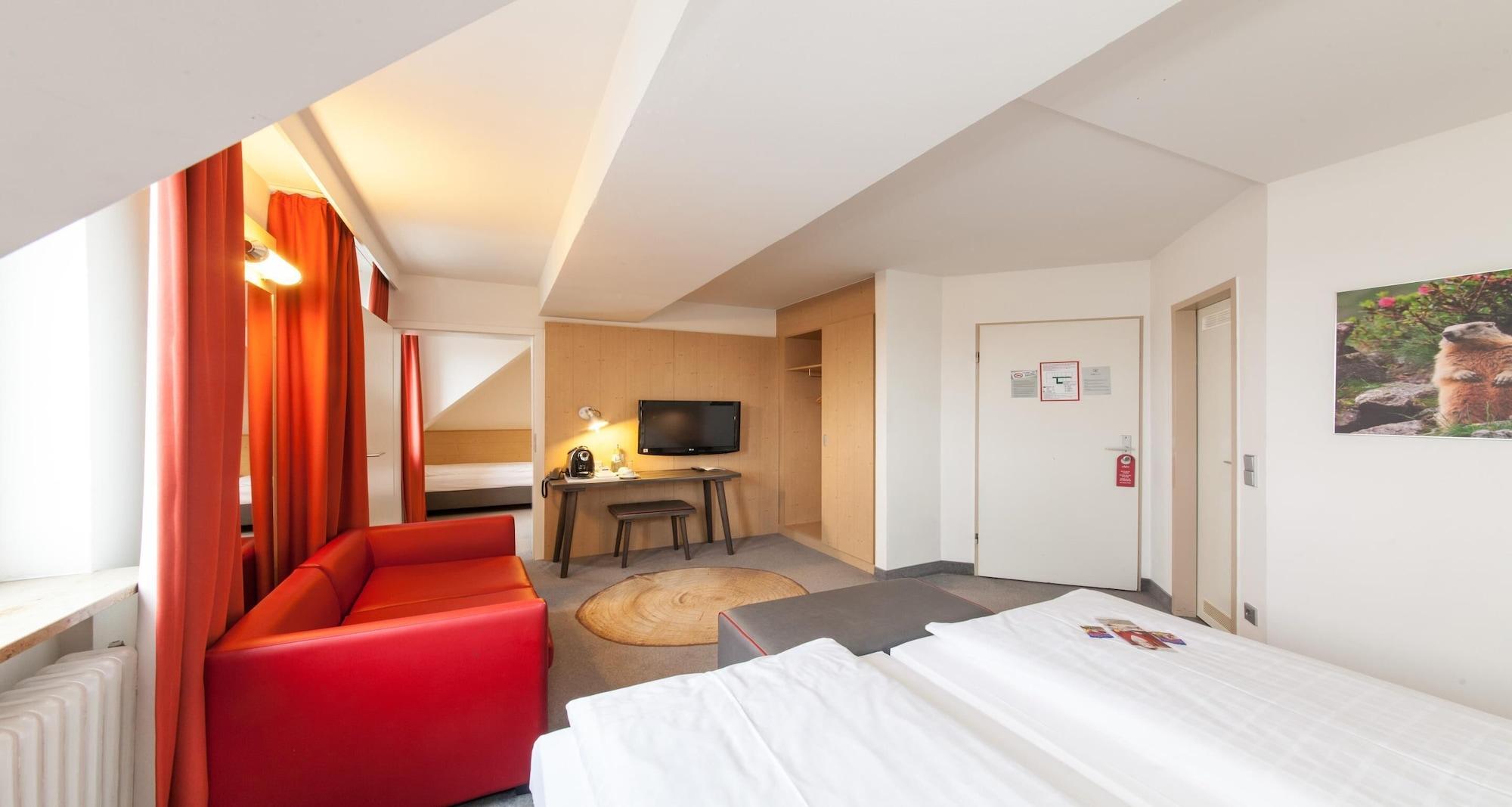 Family, Multiple Beds, Bathtub, Corner