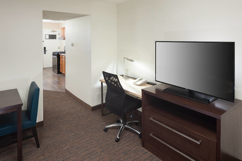Residence Inn By Marriott Kansas City Country Club Plaza 32/38