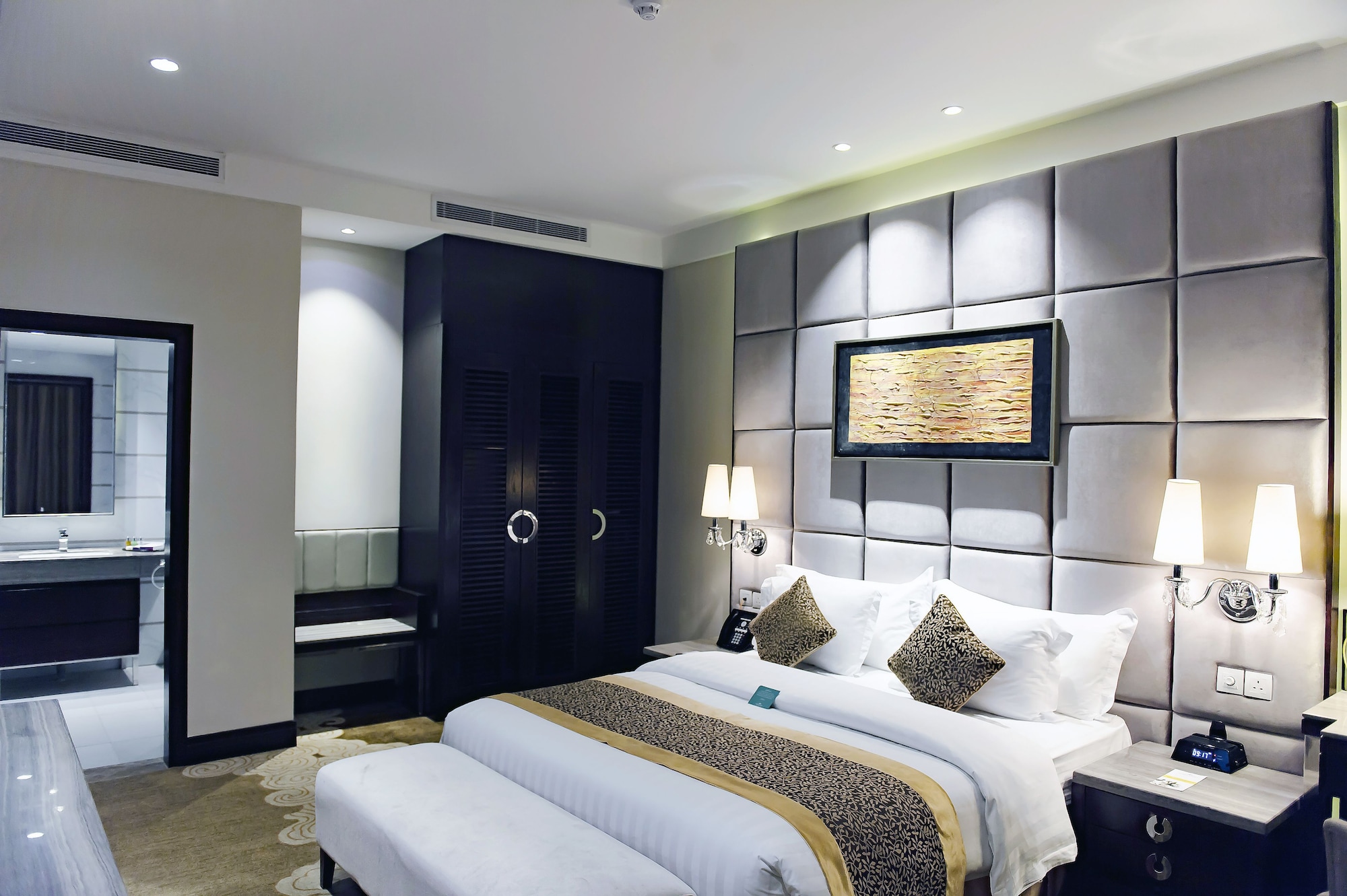 STUDIO, KING BED